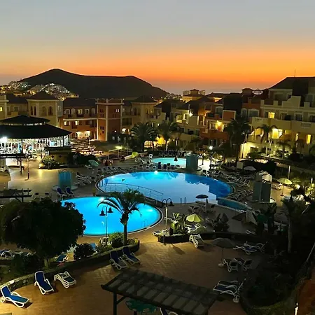 Sunny Terrace & Pool 아파트