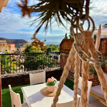 Sunny Terrace & Pool 아파트