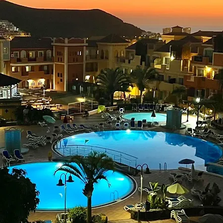 Sunny Terrace & Pool 아파트