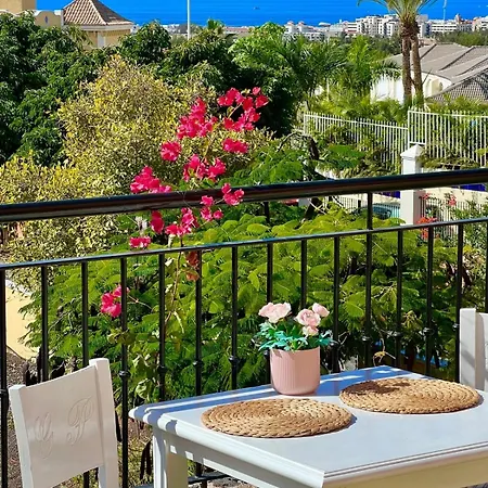 Sunny Terrace & Pool 아파트